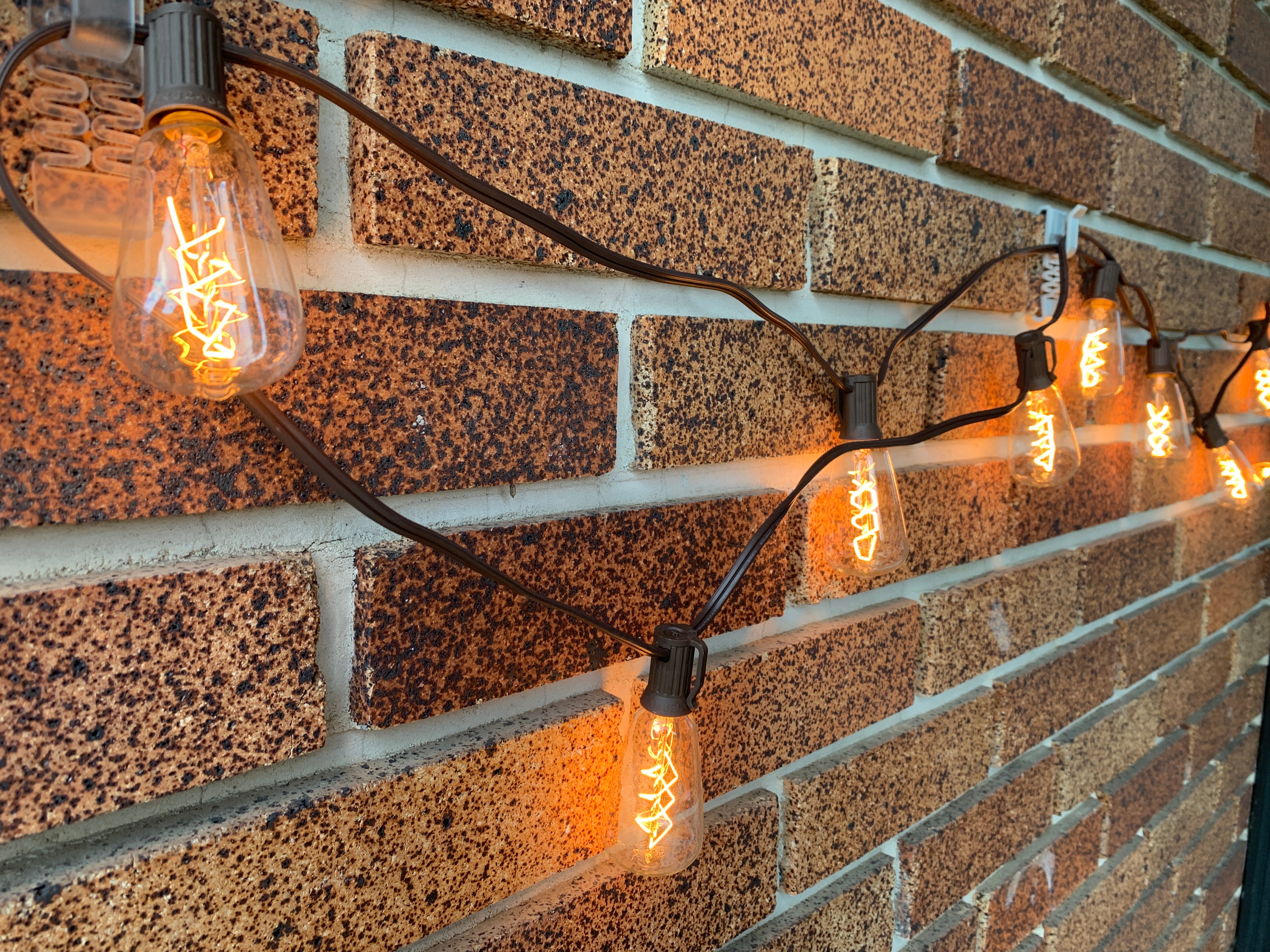 minimal højde nød How to hang outdoor string lights on brick | UTR Decorating